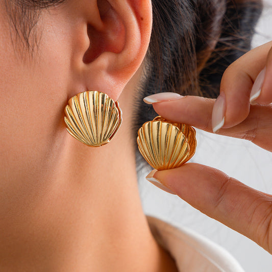 Minimally metallic double-sided scallop ear buckle with fashionable and irregular C-shaped pendant earrings